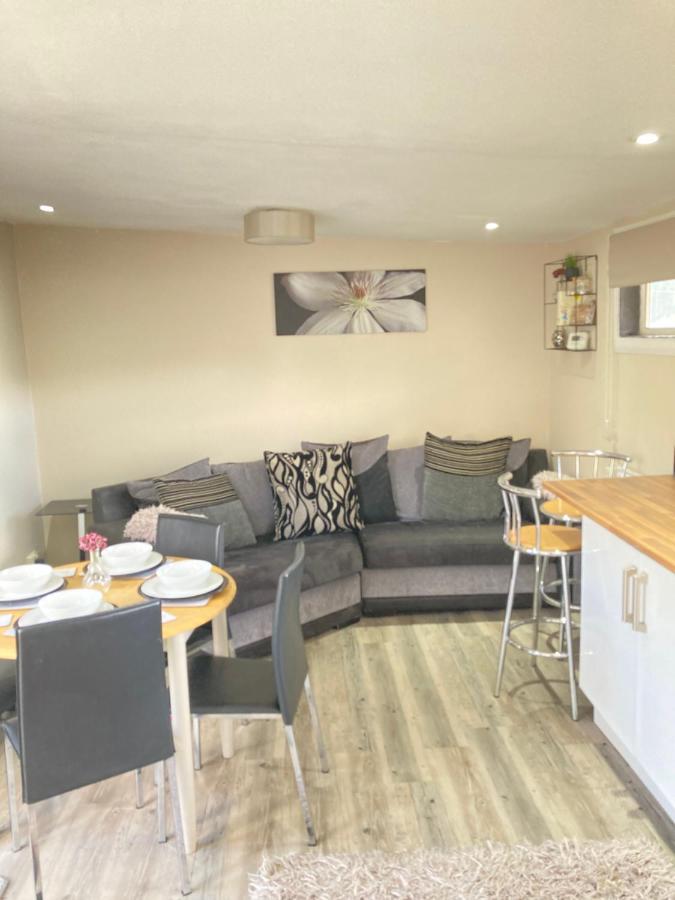 Stunning 2-Bed Cabin In Nantglyn 덴비 외부 사진